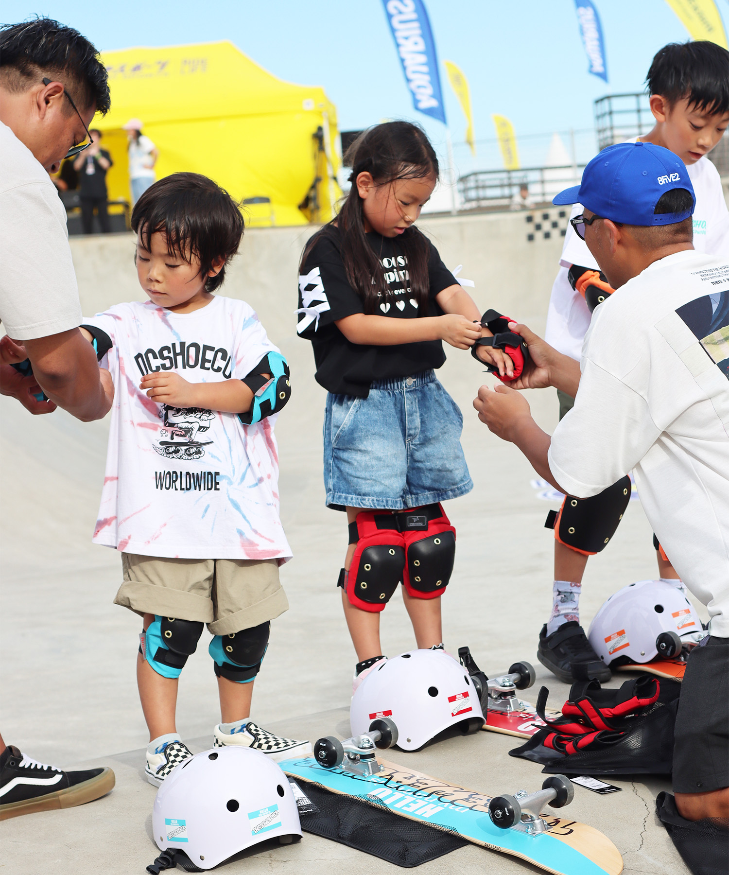 スケートパークの楽しげな家族