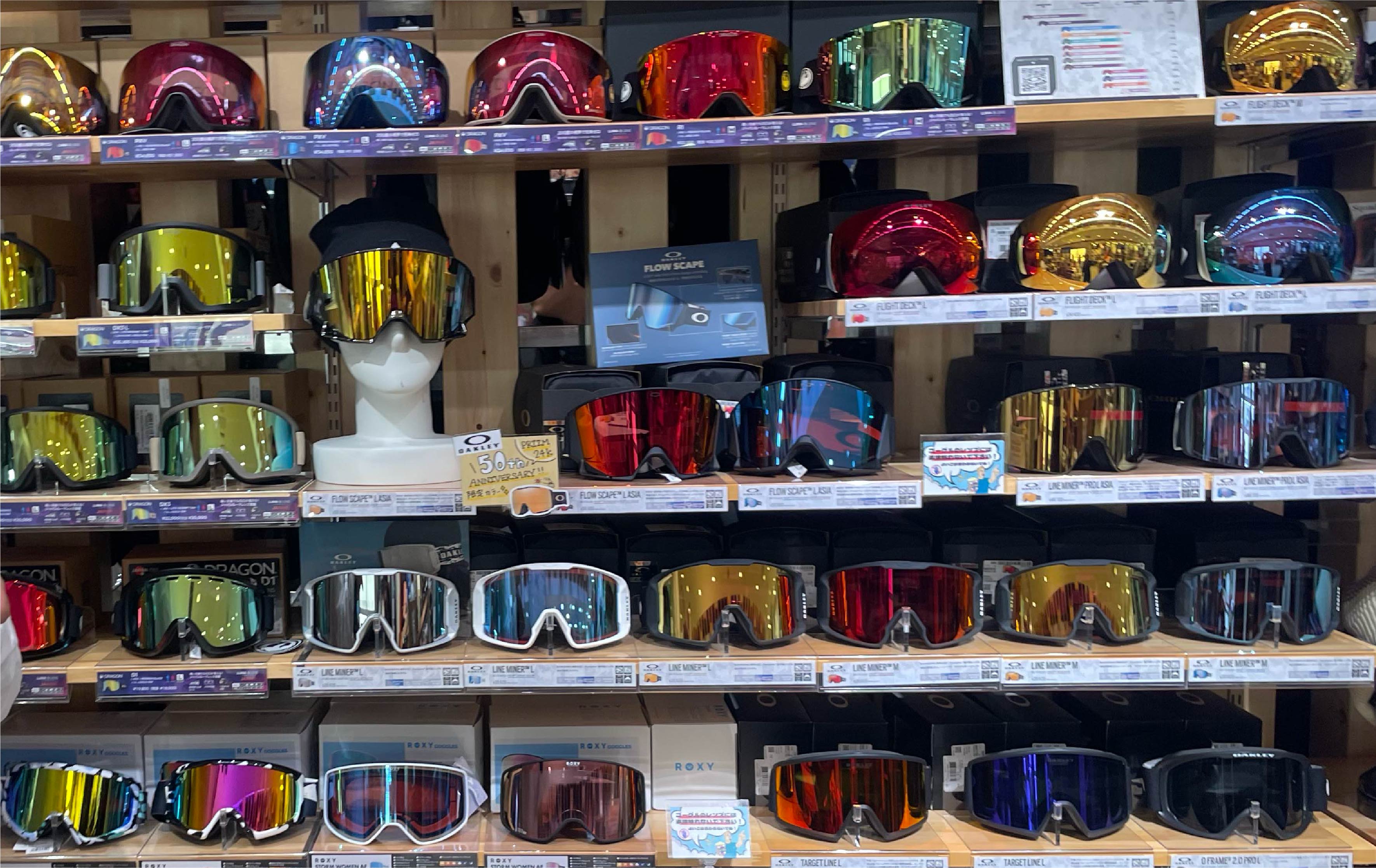 スノーボードゴーグルが並んでる画像