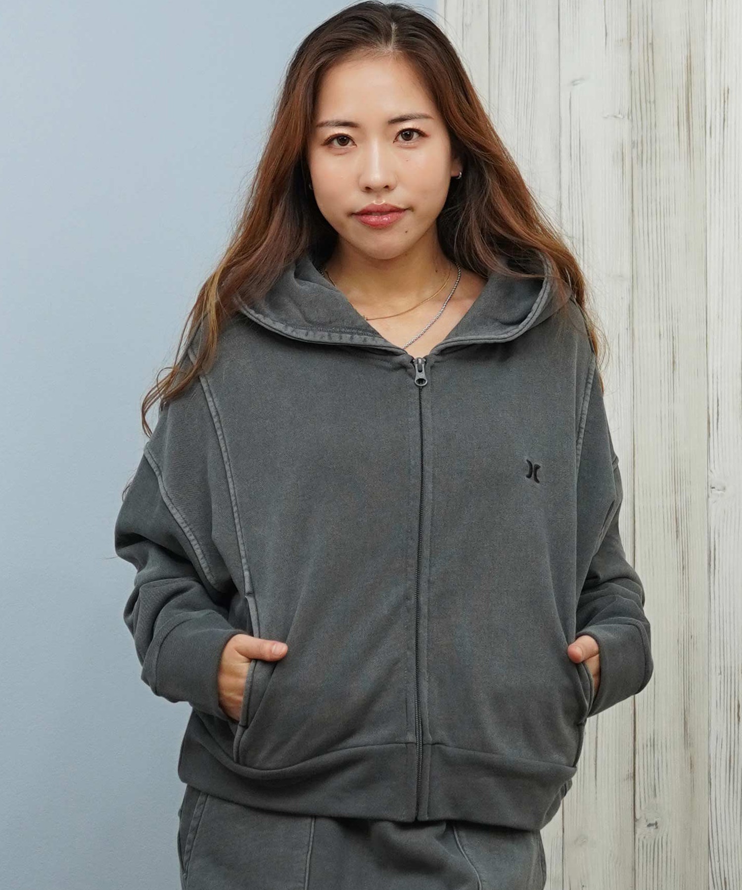 Hurley ハーレー ジップアップ パーカー レディース ワンポイント ロゴ 裏毛 SWEAT PIGMENT FZ HOODIE WCFF252030(BLK-M)