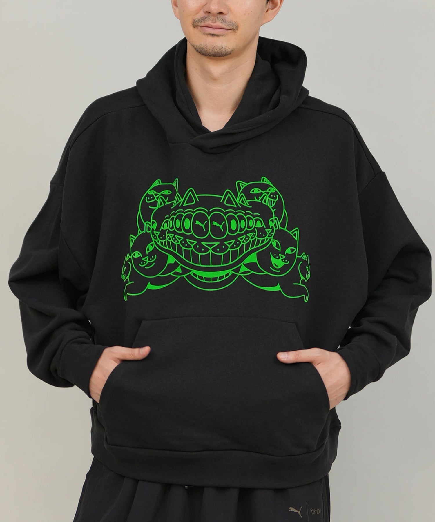 9月27日発売 PUMA プーマ × RIPNDIP リップンディップ コラボ メンズ ボクシー グラフィック フーディ プルオーバー パーカー 裏毛 632414(01-M)