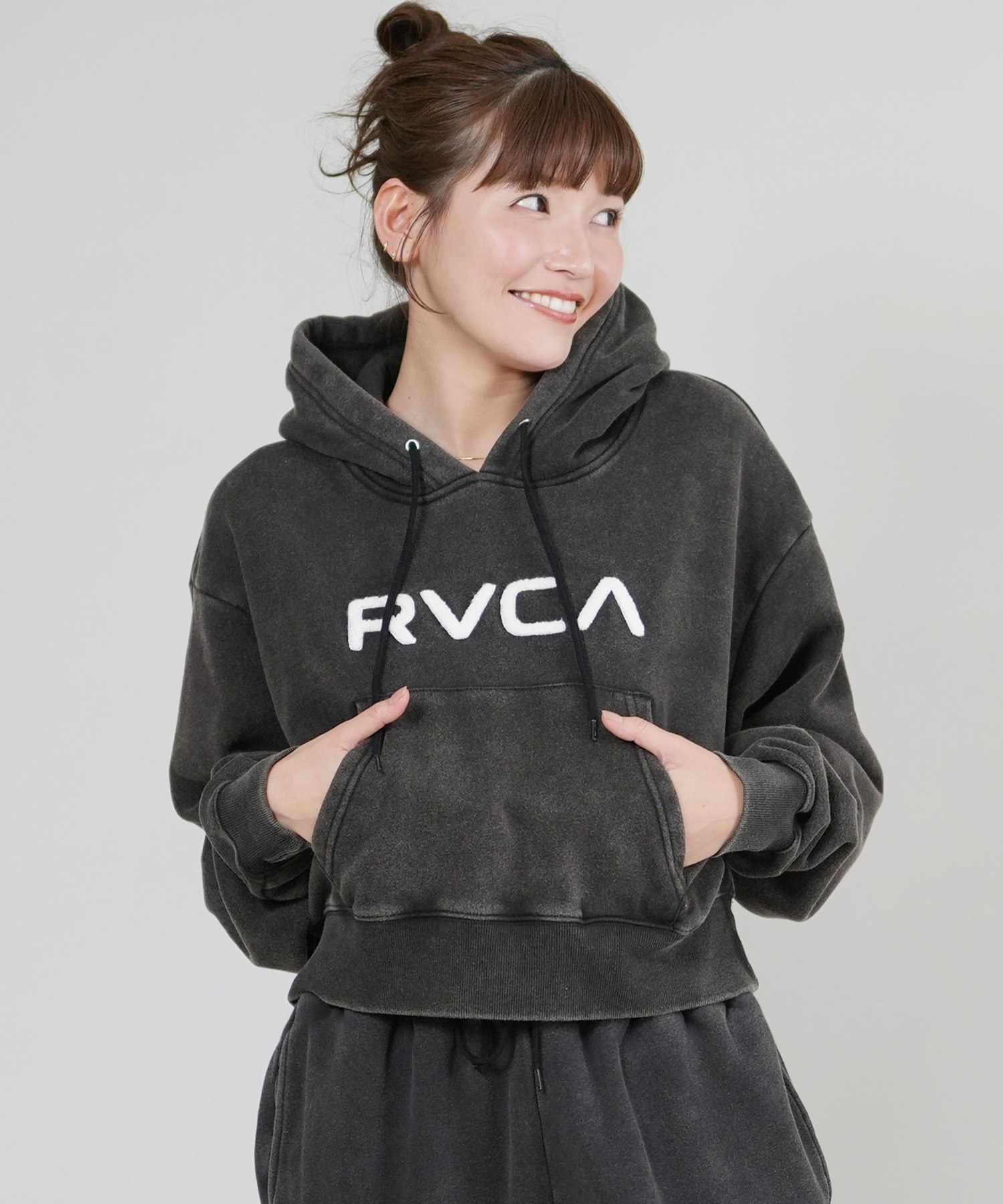 RVCA ルーカ プルオーバー パーカー レディース クロップド丈 ショート丈 ロゴ CROPPED HOODIE BF044-P03(KVCW-S)