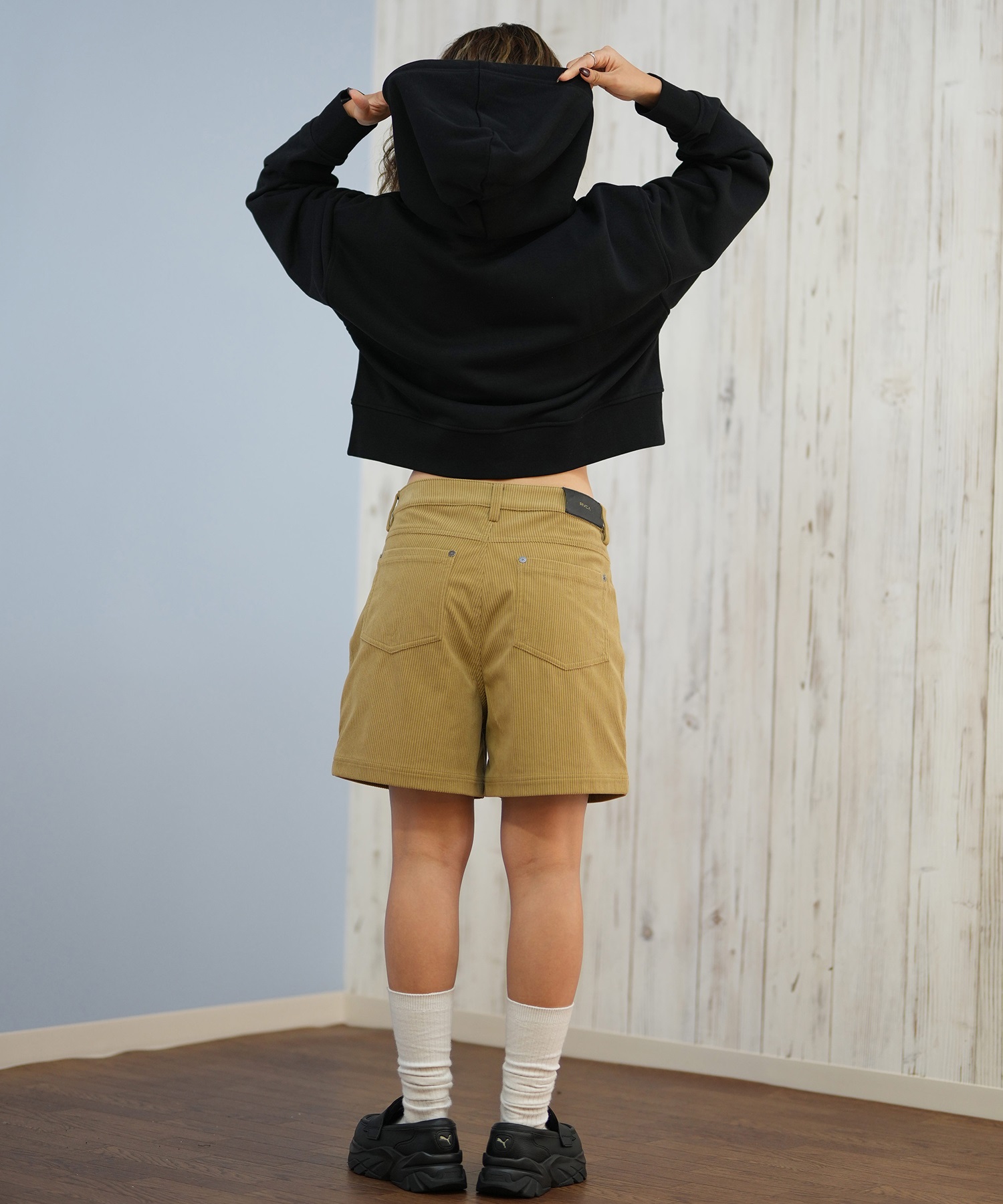 RVCA ルーカ ジップアップ パーカー レディース スウェット フーディー ショート丈 ロゴ 裏毛 NEAT ZIP HOODIE BF044-014(BLK-S)