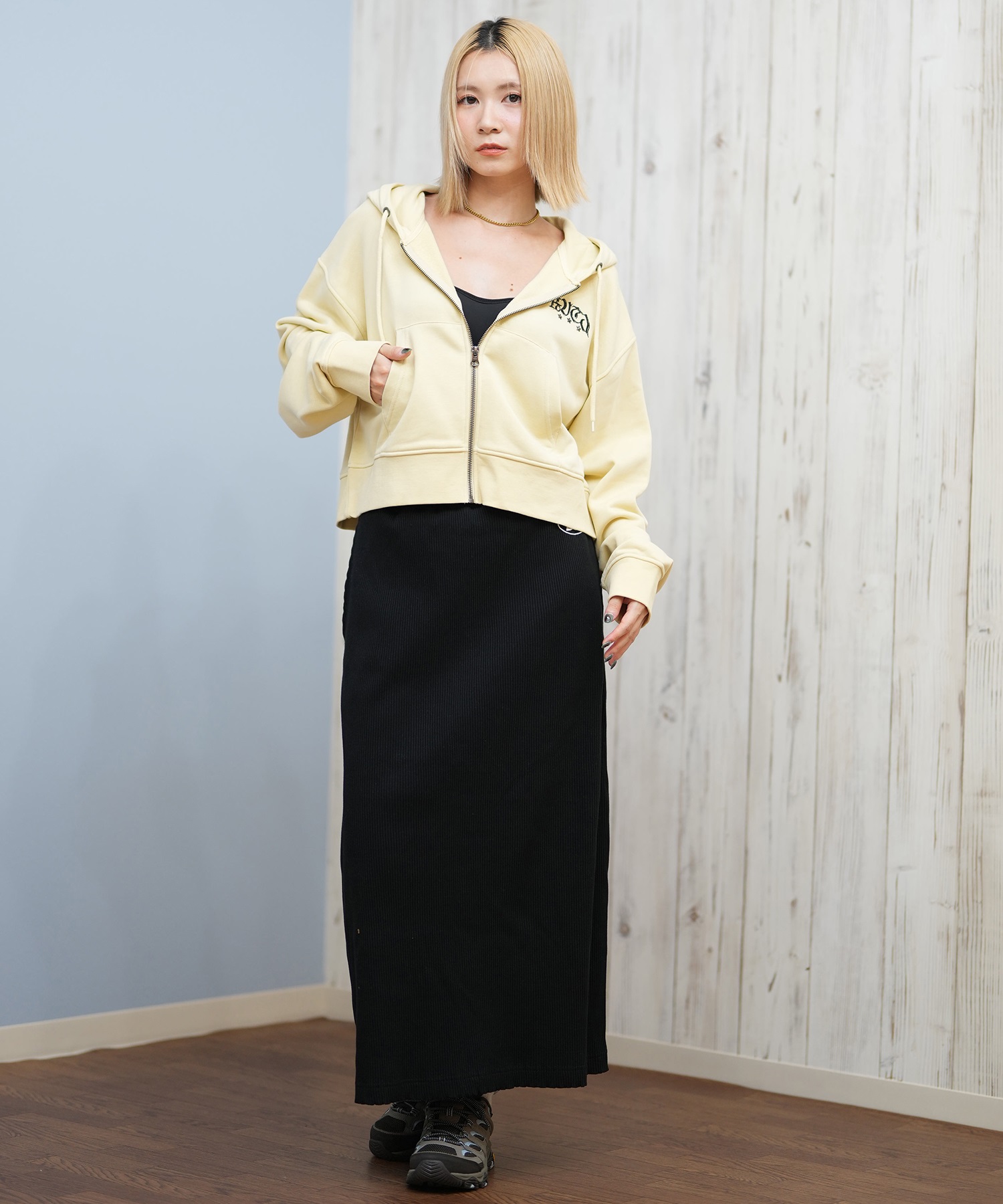 RVCA ルーカ ジップアップ パーカー レディース スウェット フーディー ショート丈 ロゴ 裏毛 NEAT ZIP HOODIE BF044-014(BLK-S)