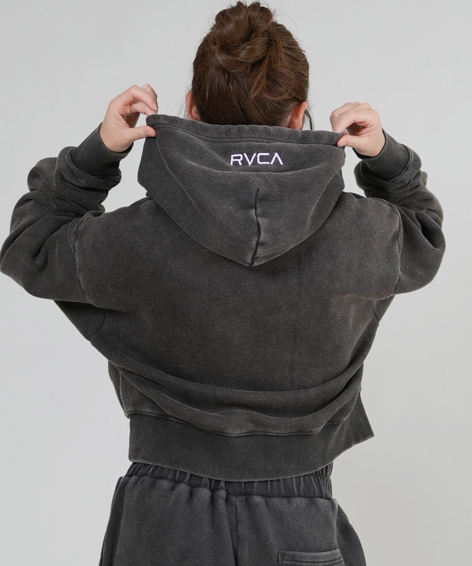 RVCA ルーカ プルオーバー パーカー レディース クロップド丈 ショート丈 ロゴ CROPPED HOODIE BF044-P03(BLK-S)