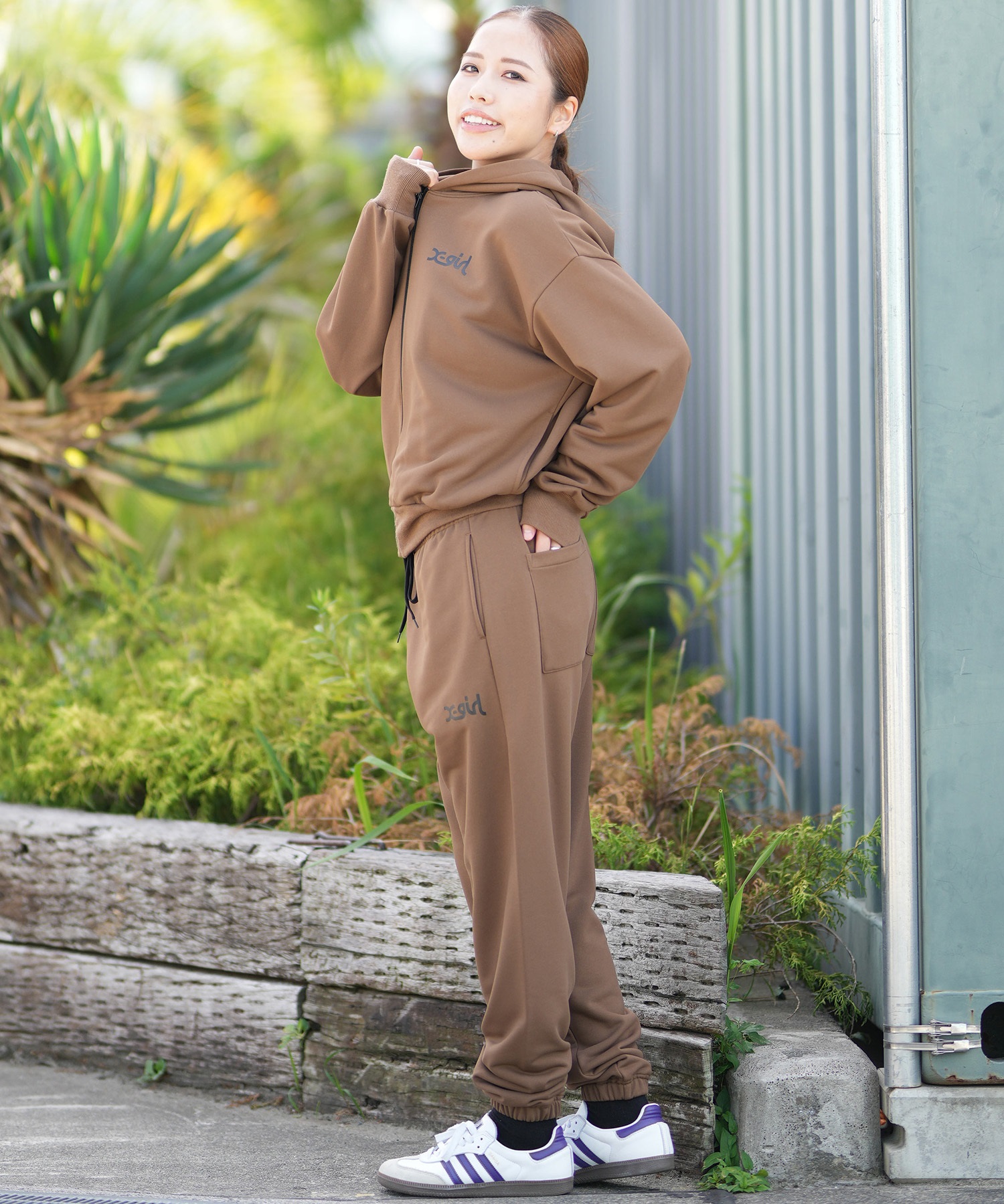 X-girl SPORTS エックスガールスポーツ ジップアップ パーカー レディース クロップド丈 ショート丈 ロゴ セットアップ対応 155253012001(BK-M)