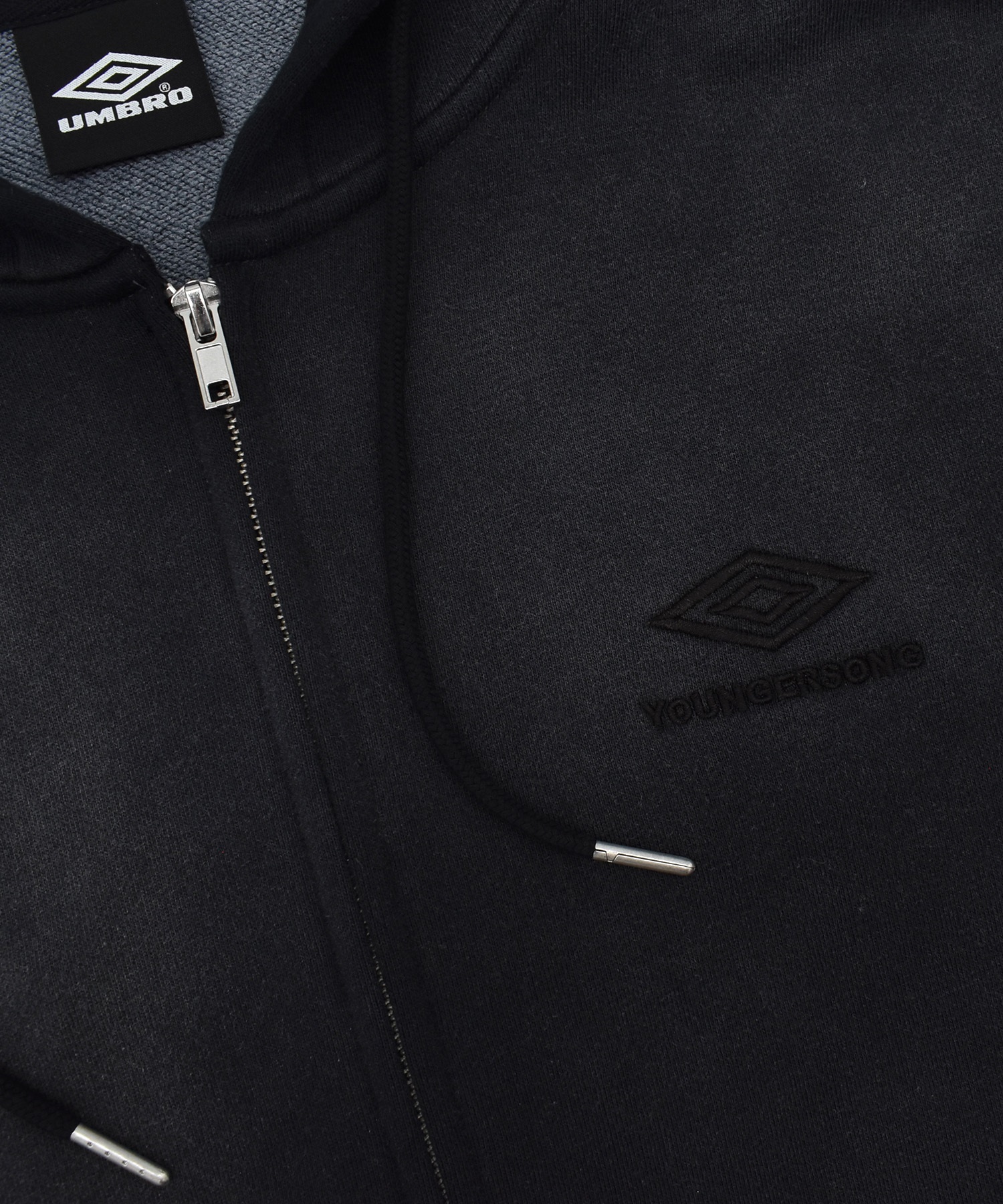 UMBRO アンブロ × Younger Song ヤンガーソング コラボ ジップアップ パーカー 裏毛 MD27-LHD03 ムラサキスポーツ限定(BLACK-M)